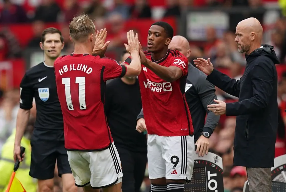 Hình ảnh trận MU gặp Bayern tại giải ngoại hạng Anh. Ảnh: GETTY rasmus-hojlund-ten-hag-1.jpeg