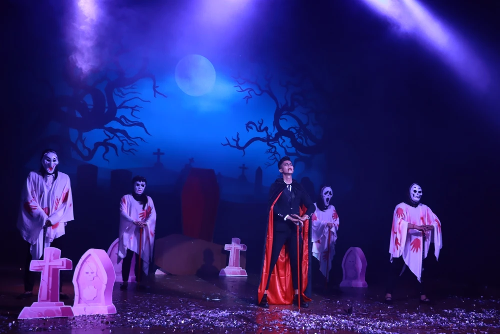 Tăng Hồng Phúc hóa Dracula trong phần thi lien-hoan-ao-thuat-toan-quoc5
