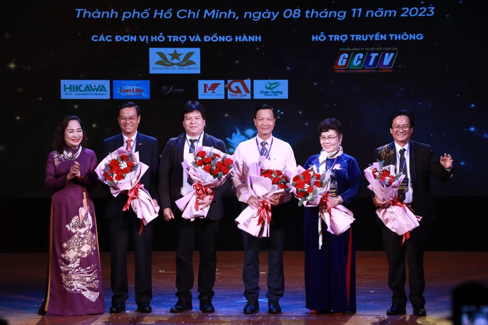 NSND Trịnh Thúy Mùi tặng hoa cho các giám khảo Liên hoan. Ảnh: VĂN HÀ lien-hoan-ao-thuat-toan-quoc.JPG