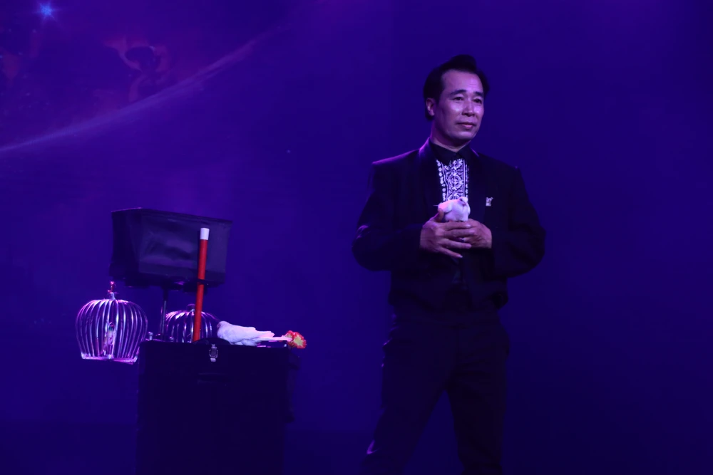 Ảo thuật gia Nguyễn Văn Bẩy (nghệ danh ATG Ktay) mở màn đêm khai mạc lien-hoan-ao-thuat-toan-quoc1.JPG