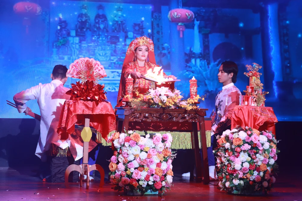 Thí sinh Đinh Thị Liên trong phần thi ảo thuật kết hợp với hầu đồng. lien-hoan-ao-thuat-toan-quoc2.JPG
