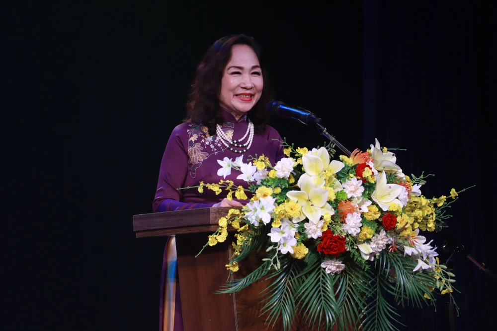 NSND Trịnh Thúy Mùi phát buổi tại lễ khai mạc nsnd-trinh-thuy-mui.JPG