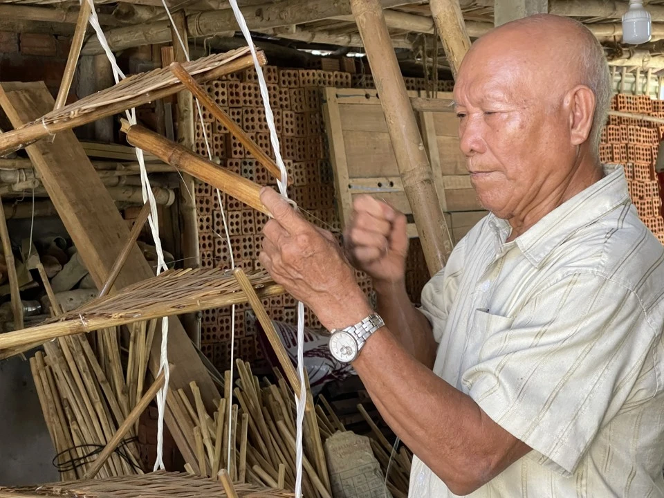 Nghệ nhân Mai Văn Quýt chế tác bờ xe nước 9 bánh. Ảnh: HÀ PHƯƠNG bo-xe-nuoc-mai-van-quyt.jpg