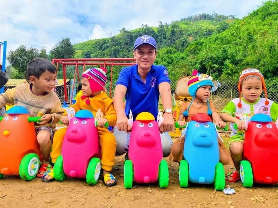 Thầy Nguyễn Trần Vỹ và các em học sinh. Ảnh: TRÀ THỊ THU Người thầy