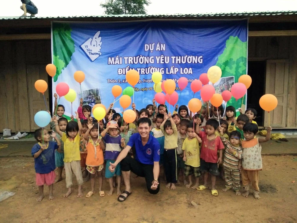 Thầy Vỹ có nhiều hoạt động thiết thực khi công tác tại Nam Trà My Người thầy
