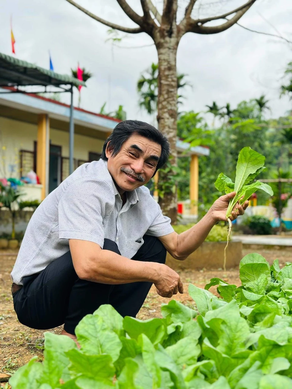 Thầy Hồi tăng gia để giữ sức khoẻ và hỗ trợ cho phụ huynh, học sinh Người thầy