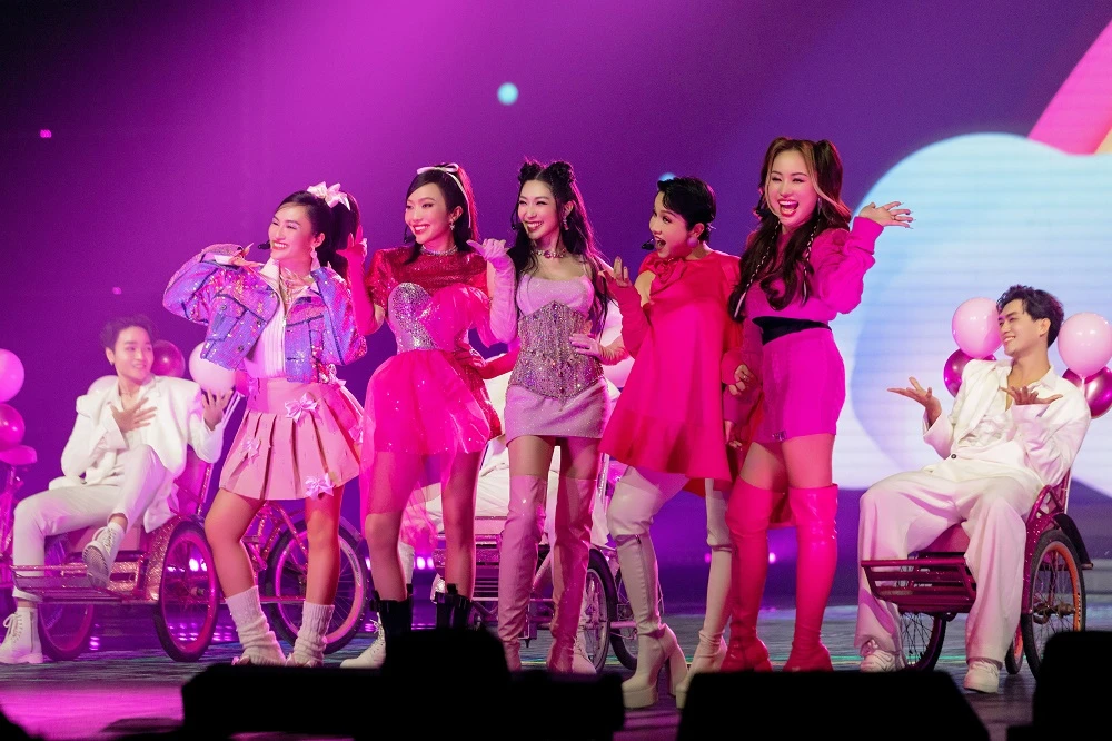 Chị đẹp đạp gió rẽ sóng