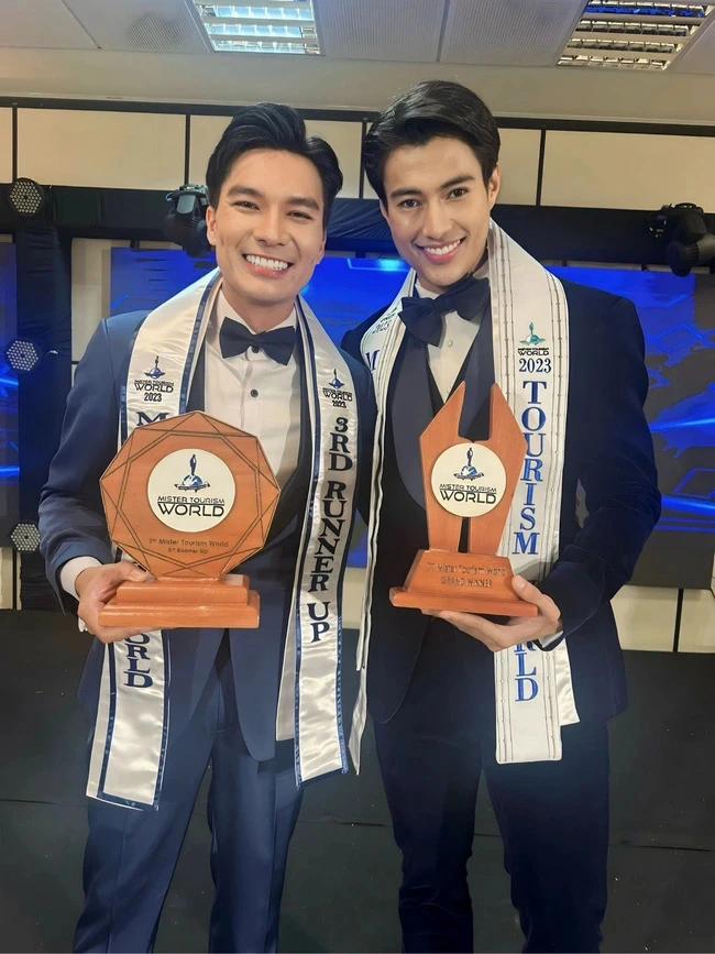 MC Quốc Trí (trái) và nam vương Mister Tourism World 2023. Ảnh: NVCC mister-tourism-world1.jpg