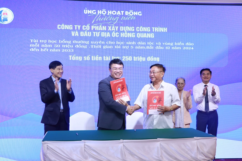 Quỹ học bổng Vừ A Dính