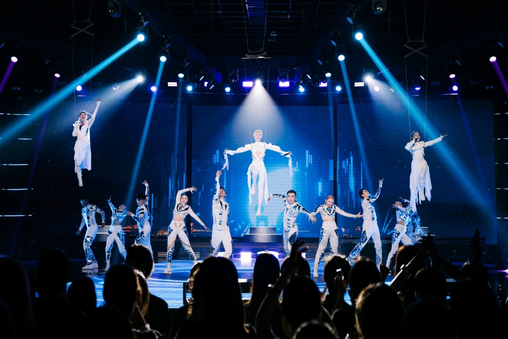 Chị đẹp đạp gió rẽ sóng Việt Nam: Mỹ Linh bật khóc, Lệ Quyên lần đầu bắn rap