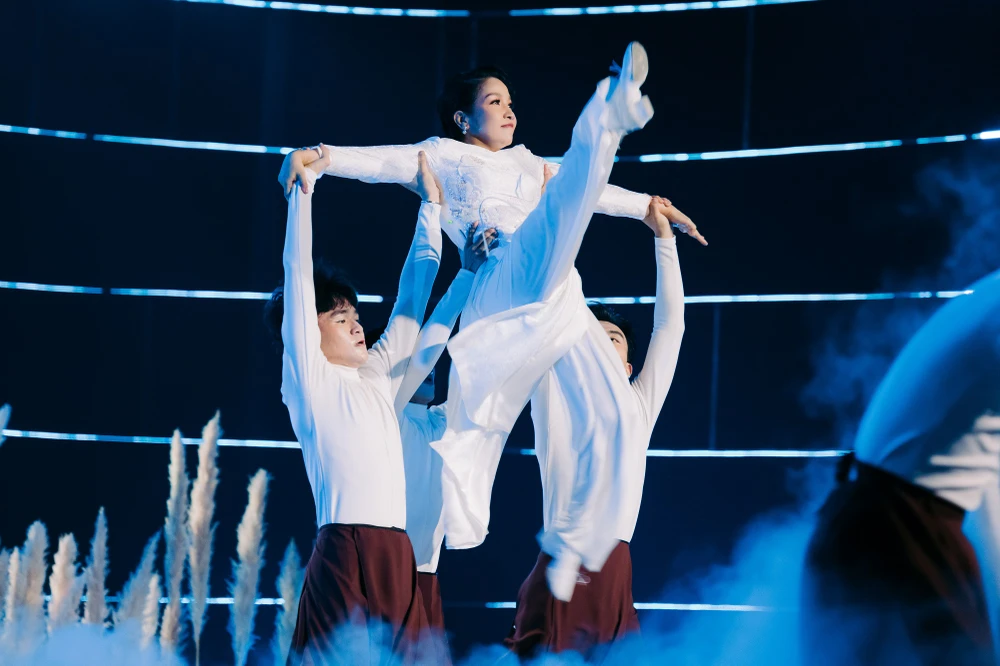 Chị đẹp đạp gió rẽ sóng Việt Nam: Mỹ Linh bật khóc, Lệ Quyên lần đầu bắn rap