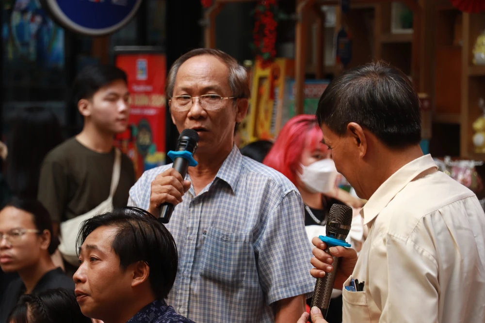 Độc giả Minh Tâm (Quận 6) cho rằng chỉ có tác giả mới trả lời được điều này và những hồn cốt đó đã thể hiện trong chính cuốn sách của tác giả và anh cũng khẳng định " hồn cốt của người Sài Gòn là luôn sẻ chia thông qua những quán cơm 0 đồng". sai-gon-4232.jpg