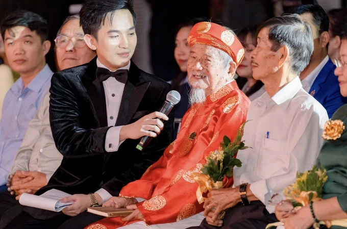 Nhà nghiên cứu 104 tuổi Nguyễn Đình Tư với câu chuyện về lòng yêu nước của dân tộc Việt Nam trong lịch sử ngàn năm dựng nước và giữ nước. Ảnh: NSX Gương mặt Việt Nam