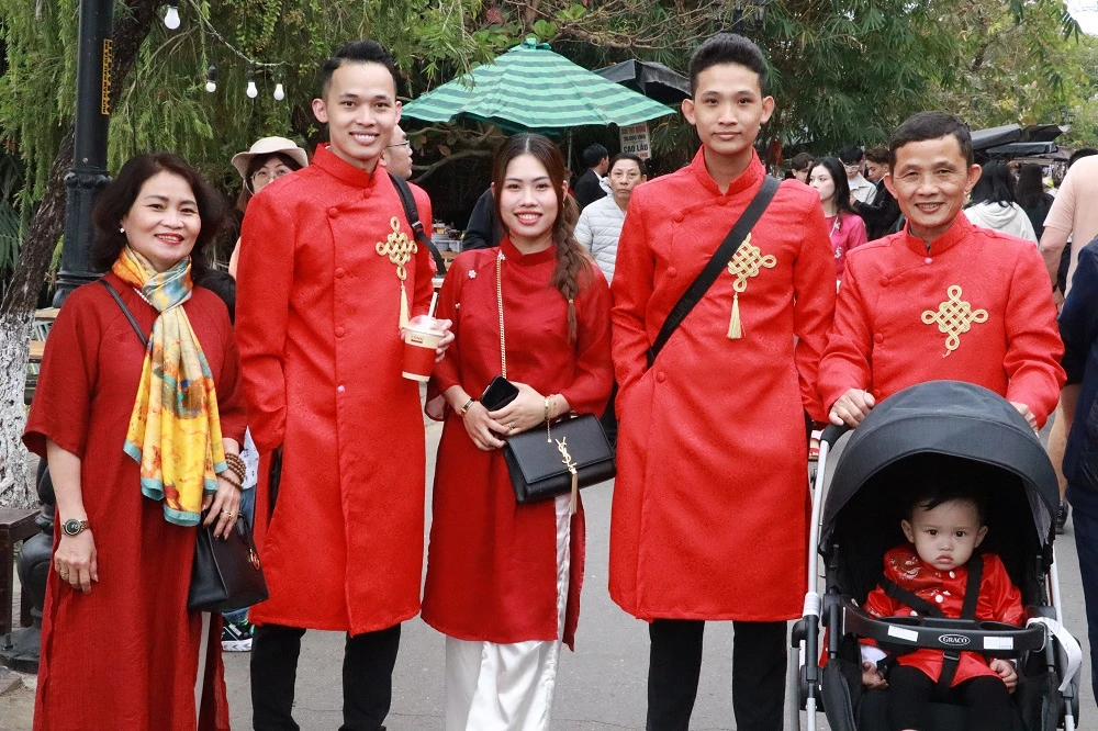 Nhiều gia đình, du khách diện áo dài để thực hiện những bộ ảnh ngày đầu năm mới. hoi-an1.JPG