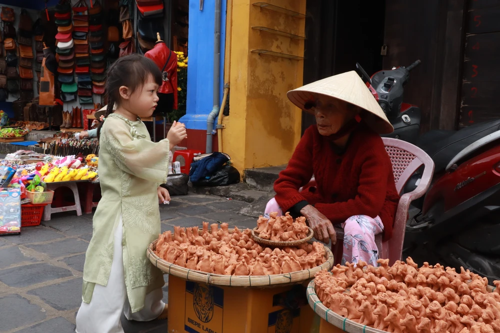 Đồ lưu niệm được bày bán trên các tuyến đường hoi-an.JPG