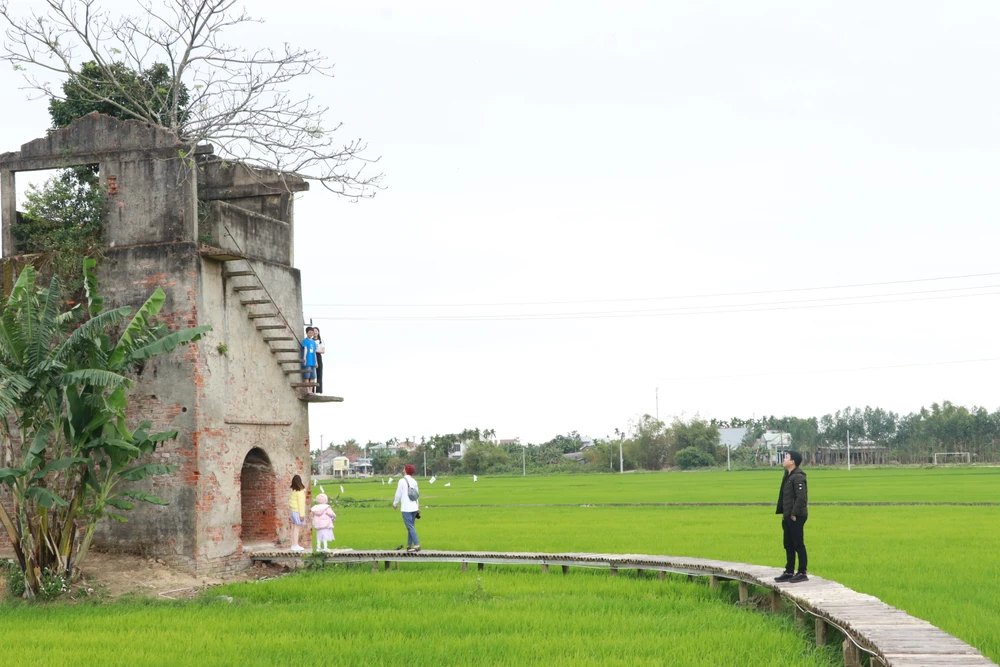 Quán cà phê Lò gạch cũ thuộc xã Duy Vinh (Duy Xuyên, Quảng Nam). ca-phe-lo-gach-cu.JPG