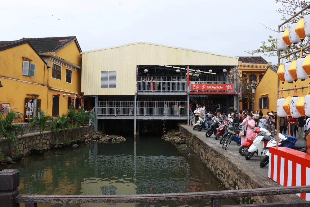 Chùa Cầu Hội An đang được sửa chữa hoi-an.JPG