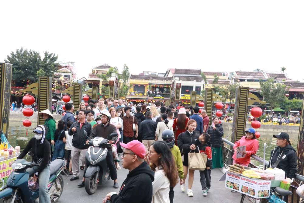 Tại khu vực cầu Cá Chép, hàng ngàn du khách nườm nượp đổ dồn về và tập trung đi bộ qua 2 phía cầu để tham quan, chụp ảnh lưu niệm trên sông Hoài càng khiến không khí đón Tết trở nên vui nhộn và đầy ắp tiếng cười nói. hoi-an.JPG