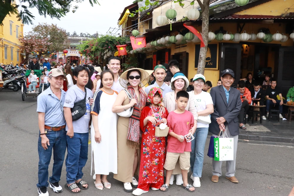 Gia đình anh Phạm Phú Cường (Quảng Ngãi) chụp ảnh lưu niệm tại phố cổ Hội An hoi-an.JPG