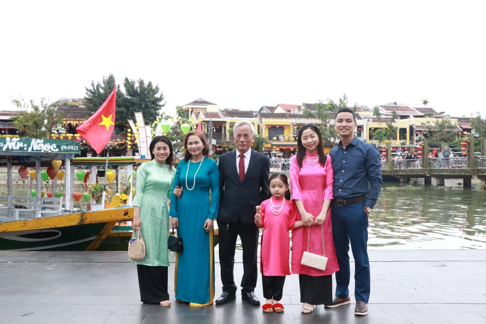 Còn với ông Nguyễn Hùng Sơn (Vĩnh Điện, Quảng Nam) cũng cho rằng tết năm nay Quảng Nam không mưa là dịp để người dân và du khách thoải mái đi thăm quan cũng như chơi tết. hoi-an.JPG