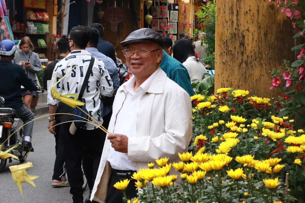Trong lúc chờ người thân đang chụp hình lưu niệm, TS. Nguyễn Bá Ân, hiện đang công tác tại Văn phòng Chính phủ (Hà Nội) chia sẻ với PLO, ông và gia đình vừa từ Hà Nội vào Hội An để du xuân. nguyen-ba-an.JPG