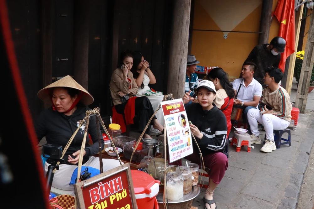 Hàng quán bán món ăn đặc sản của Hội An đông khách thưởng thức hoi-an.JPG