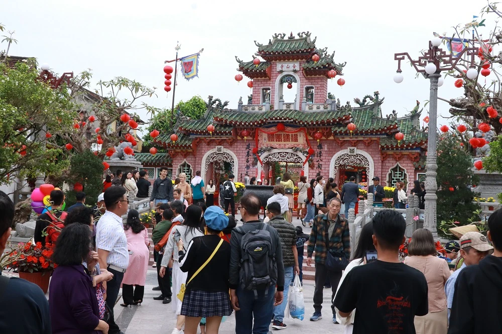 Các ngôi chùa, đền tại Hội An cũng trở thành điểm đến của đông đảo du khách hoi-an.JPG