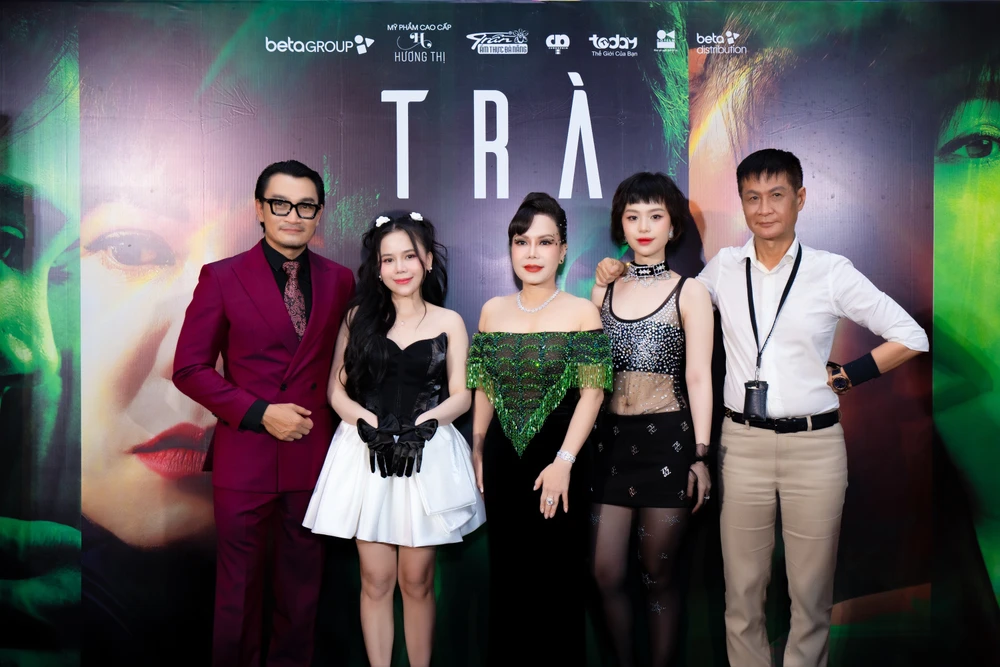 Đạo diễn Lê Hoàng cùng dàn diễn viên chính trong phim điện ảnh Trà. Ảnh: ĐPCC Trà