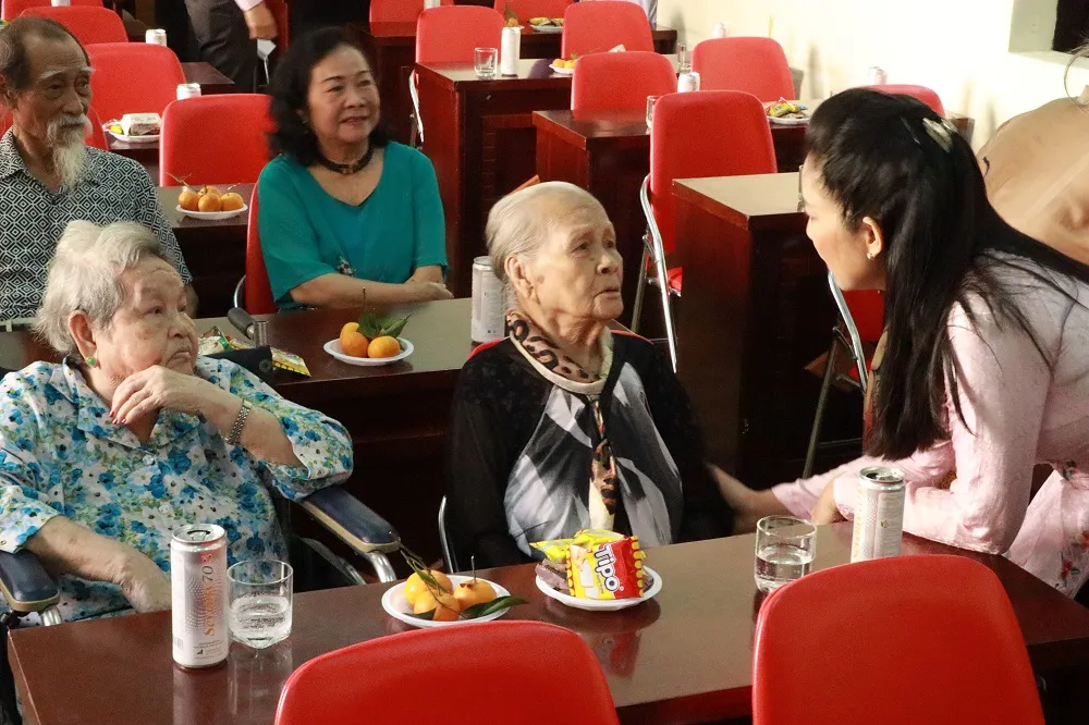 NSND Thanh Thúy thăm hỏi nghệ sĩ Ngọc Đáng ngoc-dang (2).JPG