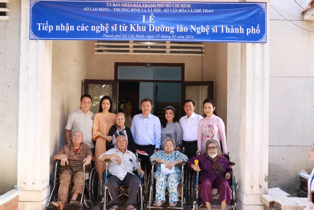 Các nghệ sĩ rời Khu dưỡng lão nghệ sĩ sân khấu đến nơi ở mới. Ảnh: VĂN HÀ Khu dưỡng lão nghệ sĩ sân khấu