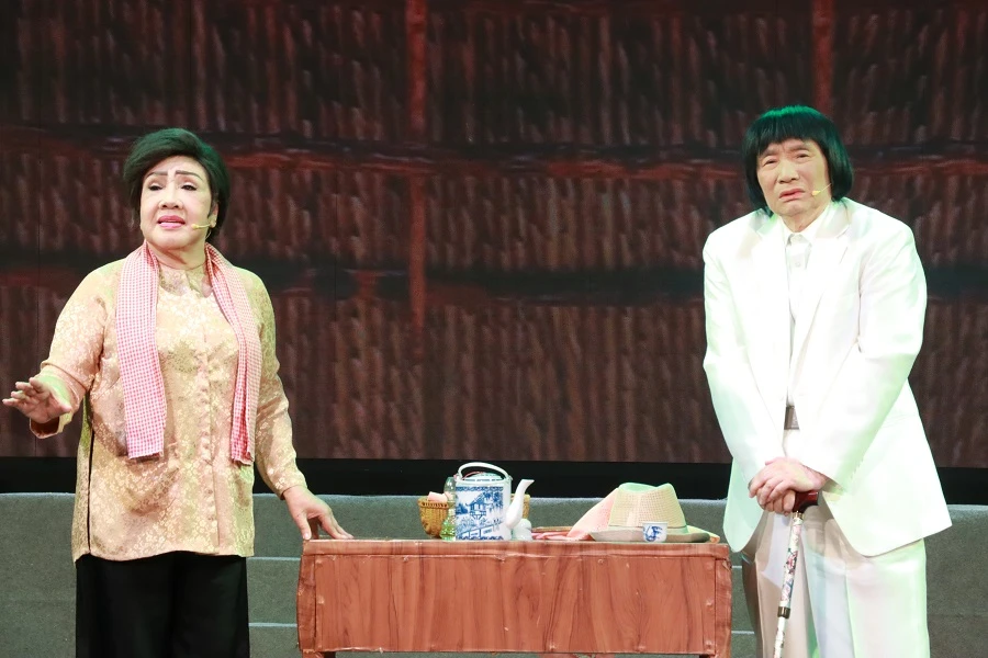 NSND Minh Vương, NSND Lệ Thủy là đôi bạn diễn ăn ý trên sân khấu. minh-vuong-7.JPG