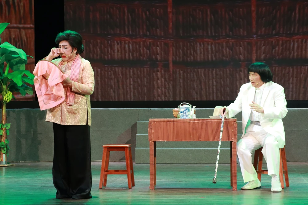 Hình ảnh cô Nguyệt nghẹn ngào khiến khán giả xót xa. minh-vuong1.JPG