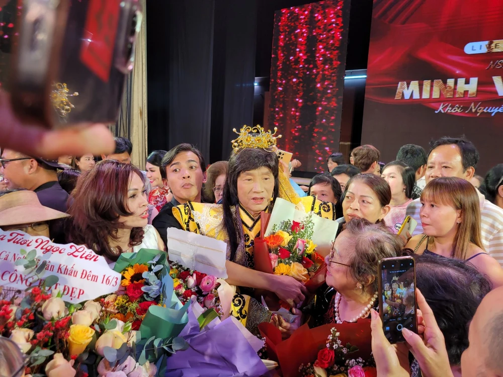 Đông đảo khán giả ủng hộ NSND Minh Vương. minh-vuong2.jpg