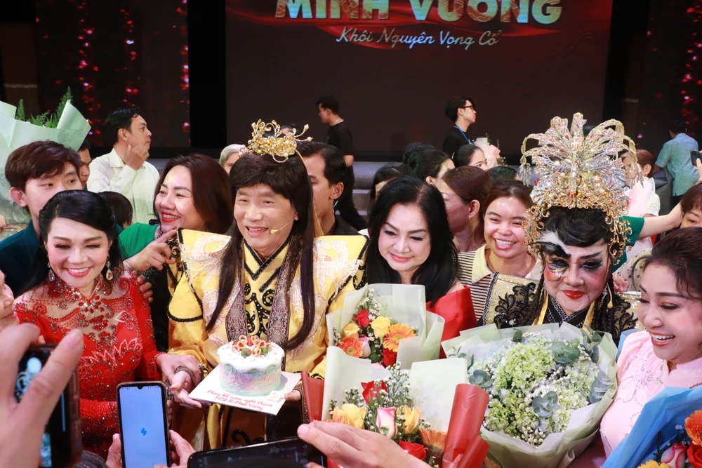 Khán giả vây quanh NSND Minh Vương và bà xã sau khi liveshow khép lại. Ảnh: VĂN HÀ minh-vuong5.JPG