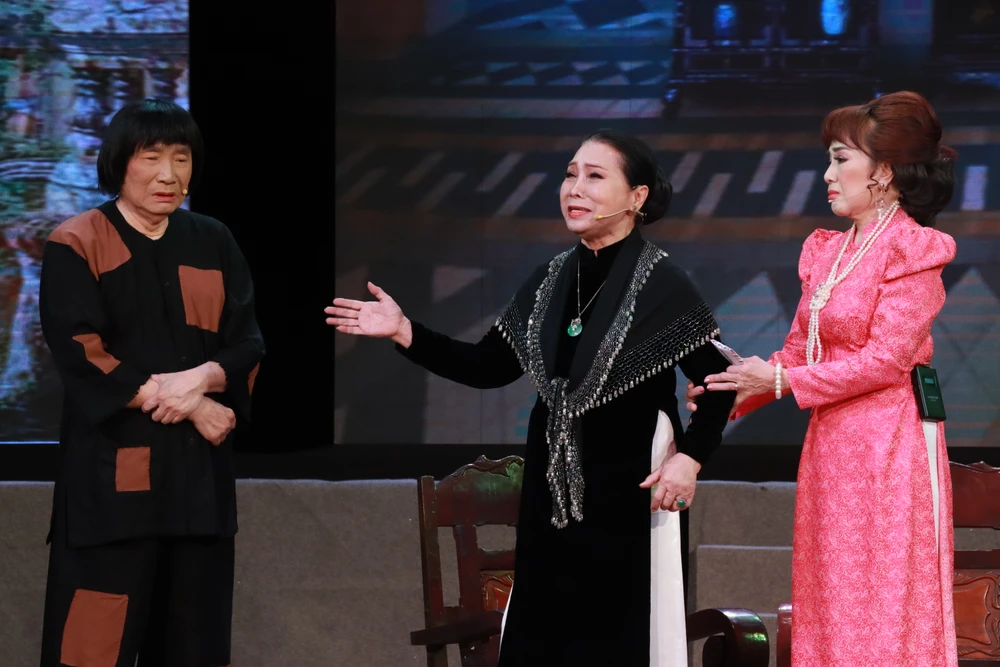 NSND Minh Vương vai Luân cùng NSND Bạch Tuyết và NSƯT Phương Hồng Thuỷ trong Đời cô Lựu. minh-vuong6.JPG
