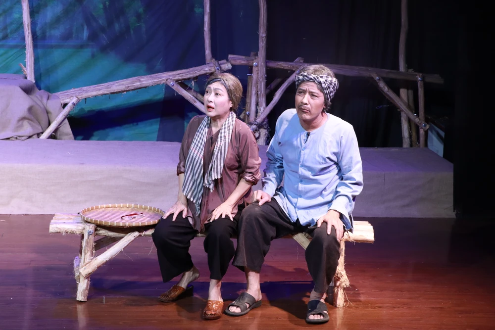 NSƯT Thanh Thủy (vai bà Hai) và Quang Thảo (cậu út Hòa) trong "Má ơi út dìa!". Ảnh: VĂN HÀ Má ơi út dìa!