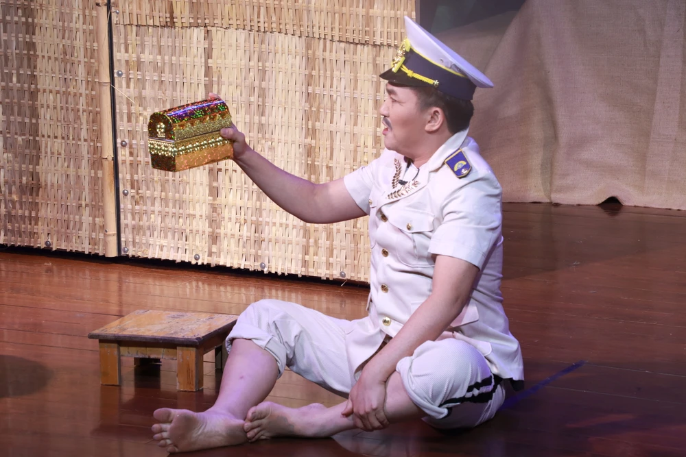Hay những màn quảng cáo hòm đầy duyên dáng của ông Ba Hòm (NSƯT Đại Nghĩa). ma-oi-ut-dia7.JPG