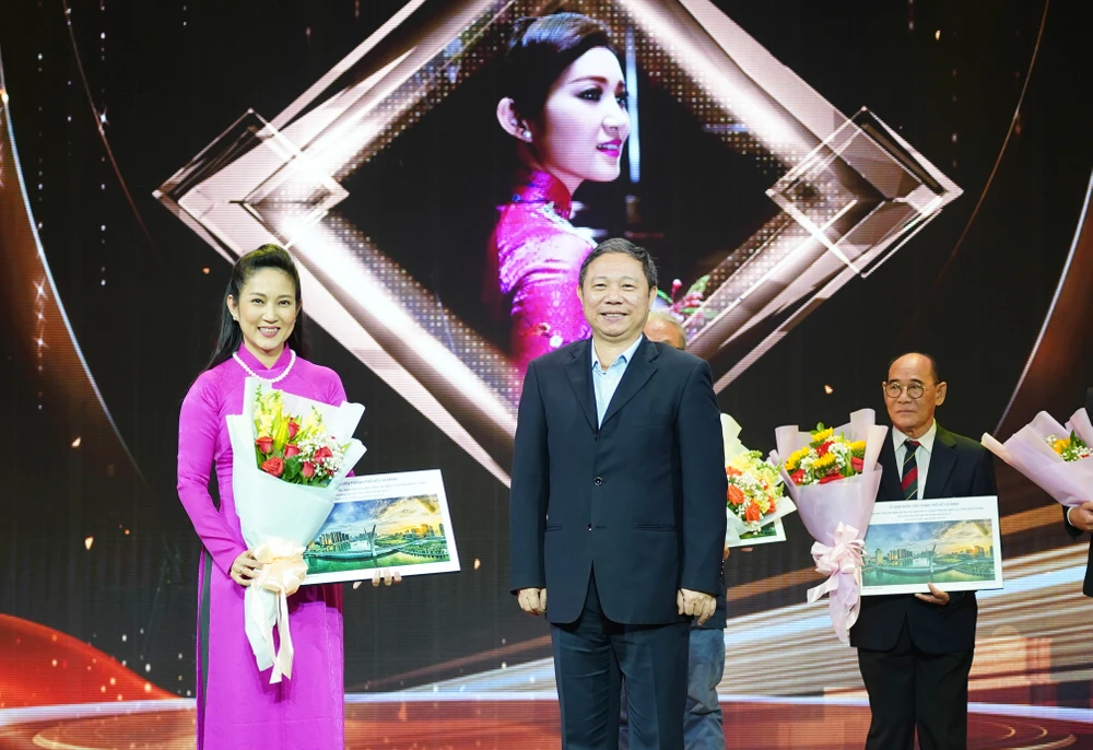 Ông Dương Anh Đức trao hoa, quà vinh danh NSND Thanh Thúy, Phó GĐ Sở VH&TT TP.HCM duong-anh-duc.jpg