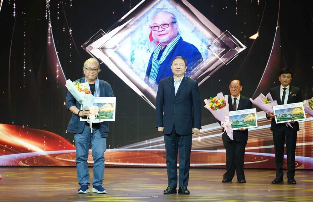 Vinh danh đạo diễn, NSND Lê Thụy duong-anh-duc1.jpg