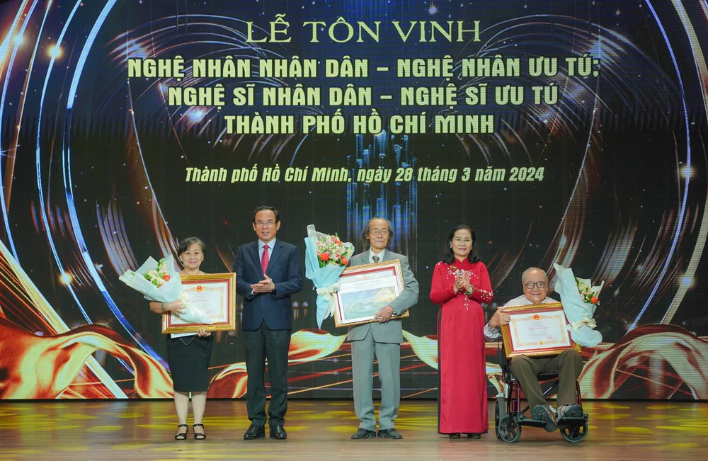 Ông Nguyễn Văn Nên, Bí thư Thành ủy TP.HCM trao tặng danh hiệu NSND cho NSND Bùi Xuân Hanh, NSND Nguyễn Ngọc Minh (Hùng Minh) và NSND Cao Thị Thanh nguyen-van-nen.jpg