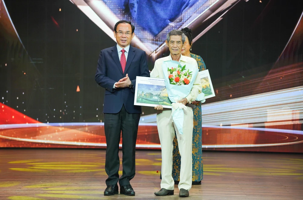 Ông Nguyễn Văn Nên trao hoa, quà vinh danh NNND Thanh Vân (Vân Diều) nguyen-van-nen1.jpg
