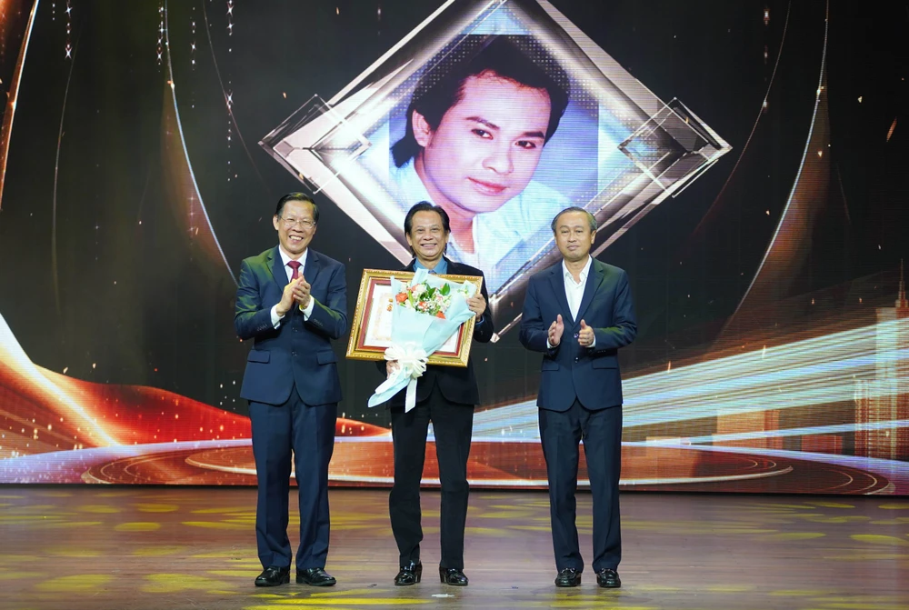 Ông Phan Văn Mãi trao tặng danh hiệu NSƯT cho các nghệ sĩ Chí Linh phan-van-mai1.jpg