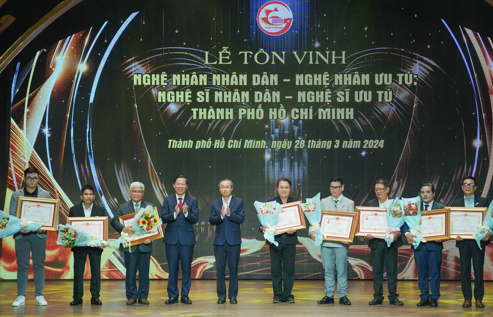 Ông Phan Văn Mãi trao tặng danh hiệu NSƯT cho các nghệ sĩ phan-van-mai2.jpg