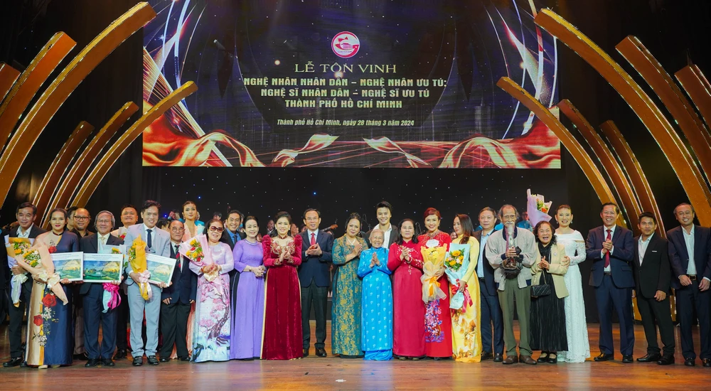 Lãnh đạo TP.HCM cùng các nghệ sĩ tại buổi lễ tôn vinh. Ảnh: THUẬN VĂN phan-van-mai3.jpg