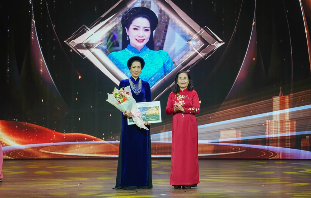 Chia sẻ với PLO , NSND Trịnh Kim Chi cho biết: "Đây là niềm vui, hạnh phúc đối với tôi. Tôi đã nhận được phần thưởng tại Hà Nội nhưng về đây được sự quan tâm của thành phố thì cảm thấy rất xúc động. Thực ra không phải riêng tôi mà tất cả nghệ sĩ, nghệ nhân được vinh danh đều cảm thấy vinh dự Đồng thời, khi đạt danh hiệu này thì bản thân cần cố gắng, cống hiến hơn để có thể bảo vệ vinh dự ngày càng tốt đẹp hơn. Và tôi nghĩ rằng nếu bản thân chưa đạt được điều như hôm nay thì tôi vẫn sẽ tiếp tục cống hiến để có thể đạt được vinh dự này" trinh-kim-chi.jpg