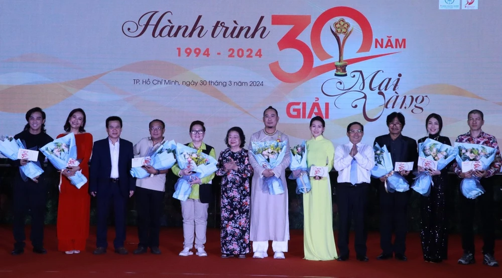 Bà Trương Mỹ Hoa,Nguyên Phó Chủ tịch nước cùng ông Tô Đình Tuân và nhà tài trợ trao kỷ niệm chương, hoa và quà cho các nghệ sĩ mai-vang1.jpg