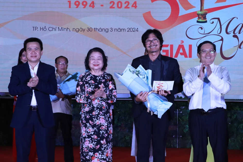 Bà Trương Mỹ Hoa, Nguyên Phó Chủ tịch nước cùng ông Tô Đình Tuân và nhà tài trợ trao kỷ niệm chương, hoa và quà cho NSƯT Công Ninh. mai-vang4.JPG