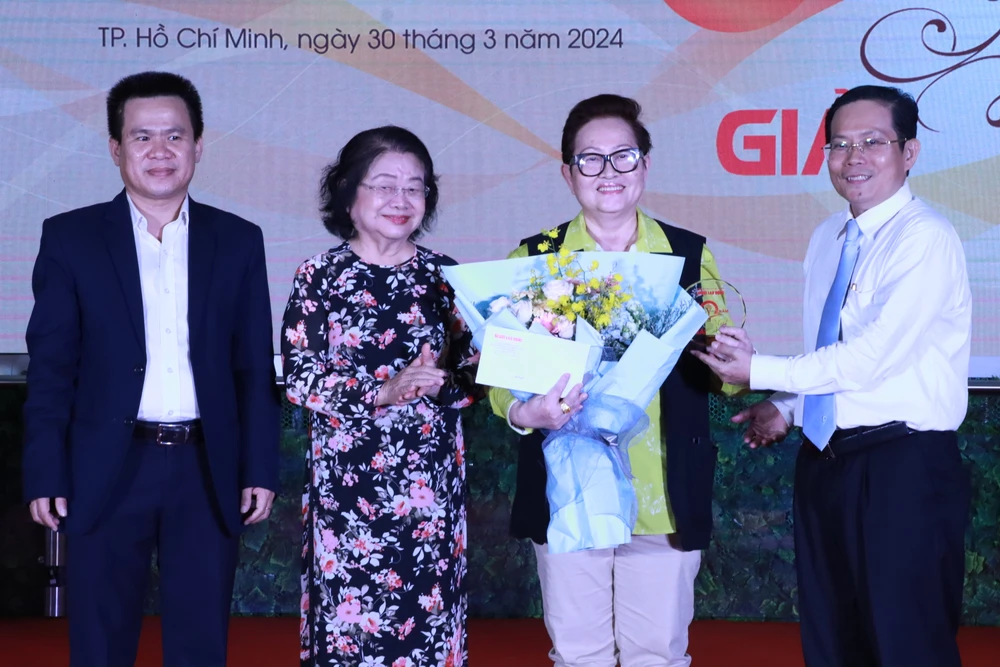 Bà Trương Mỹ Hoa, Nguyên Phó Chủ tịch nước cùng ông Tô Đình Tuân và nhà tài trợ trao kỷ niệm chương, hoa và quà cho NSƯT Hoa Hạ. mai-vang5.JPG