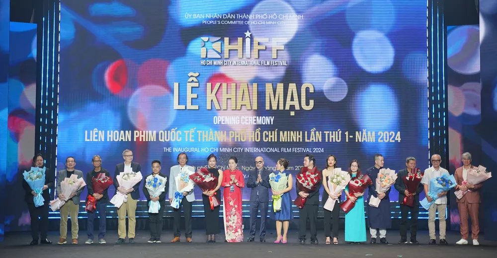 Ông Vi Kiến Thành, Cục trưởng Cục Điện ảnh Việt Nam và bà Dương Cẩm Thúy, Chủ tịch Hội Điện ảnh TP.HCM trao hoa cho ban giám khảo lien-hoan-phim-quoc-te-tphcm16.jpg