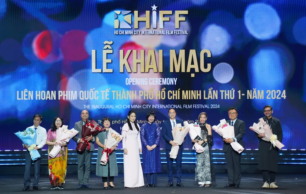 NSND Thanh Thúy, Phó GĐ Sở VH&TT TP.HCM cùng Nguyễn Thị Thu Hà, Phó Cục trưởng Cục Điện ảnh Việt Nam tặng hoa cho các giám khảo lien-hoan-phim-quoc-te-tphcm18.jpg